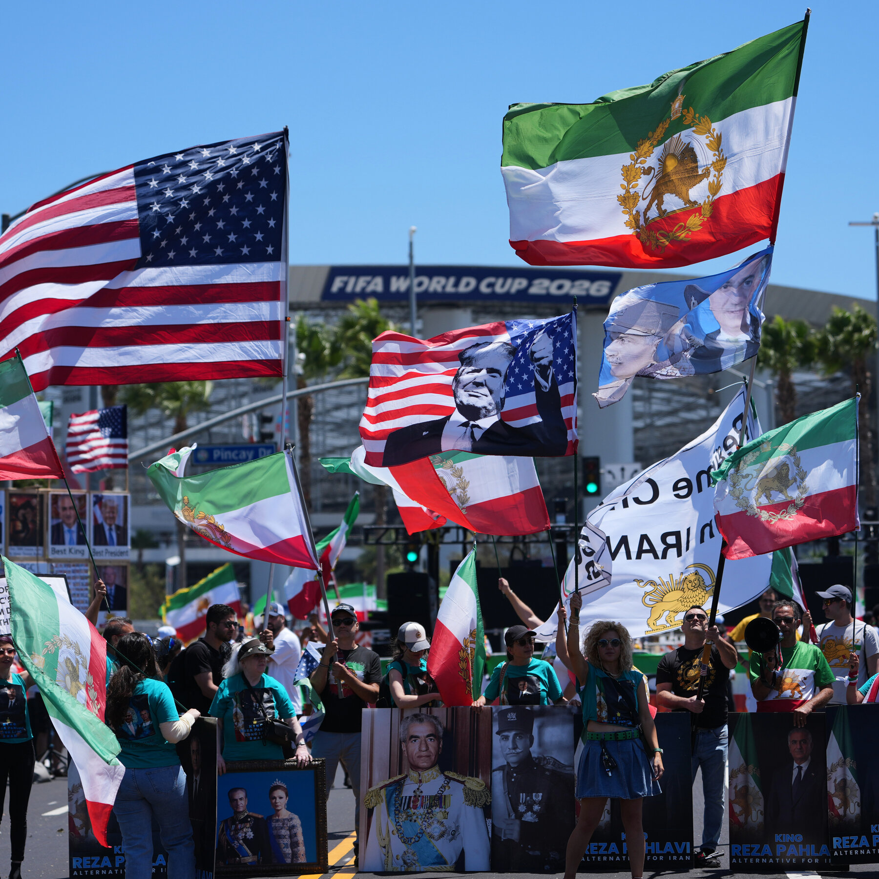 İran Futbol Takımı, Los Angeles'taki İlk Dünya Kupası Maçında Protesto Dolu Atmosferle Karşılaşıyor