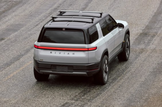 Rivian, R2 SUV teslimatlarının başlamasıyla birlikte işgücü sayısını azalttı