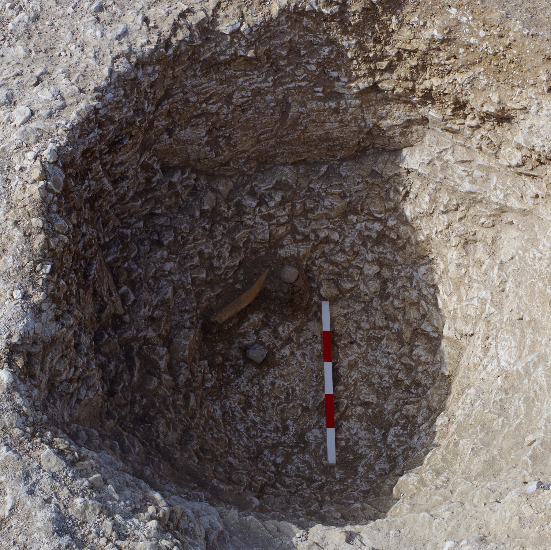 Bilim İnsanları Stonehenge Yakınlarındaki Antik Çukurlarda Olası Yaz Dönümü Ritüel Alanını Belirledi