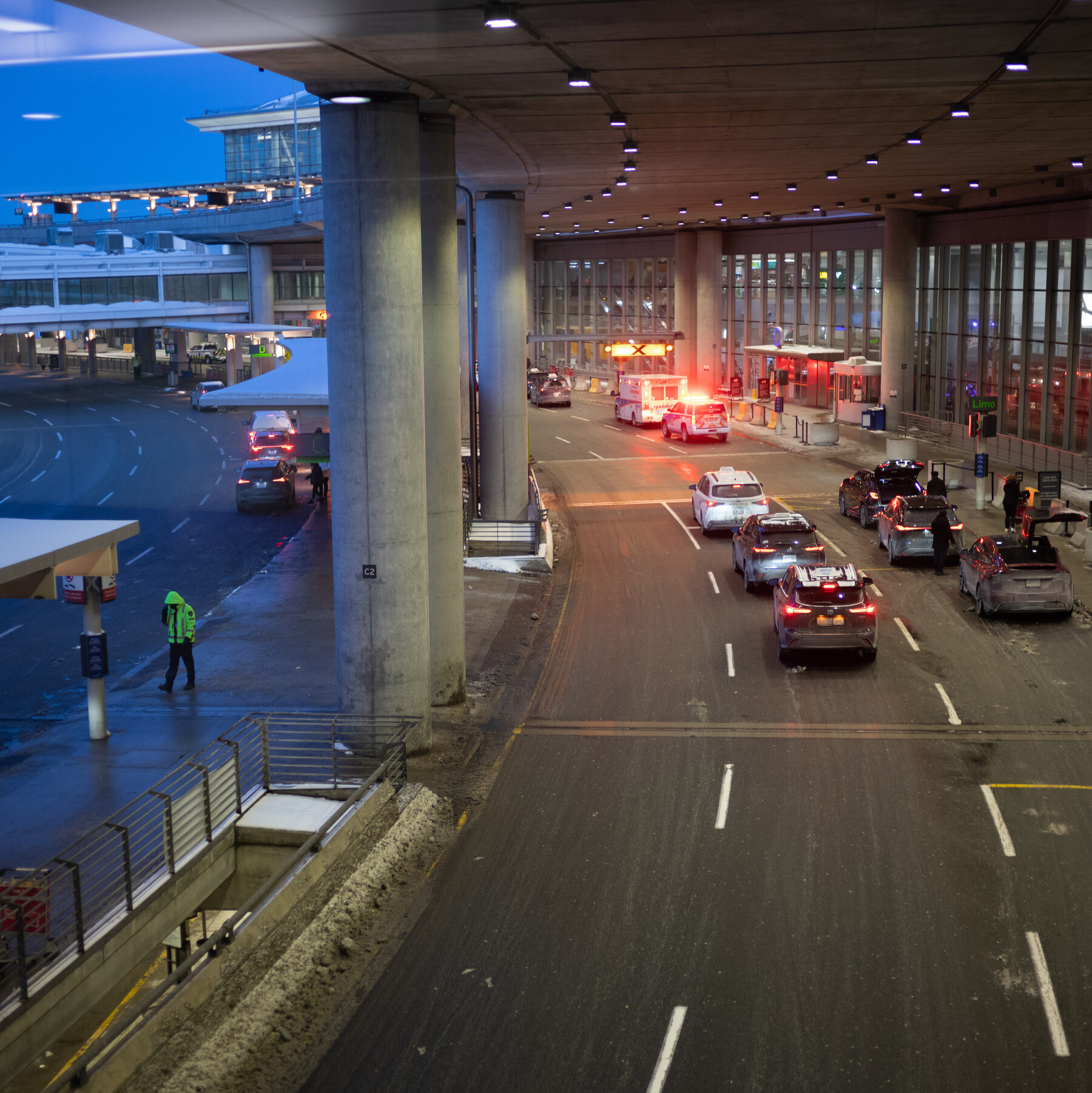 Toronto Havalimanında 15 Yaşlı Tutuklandı: ABD Konsolosluğu Şiddetli Atışında Rolü Suskandırıldı
