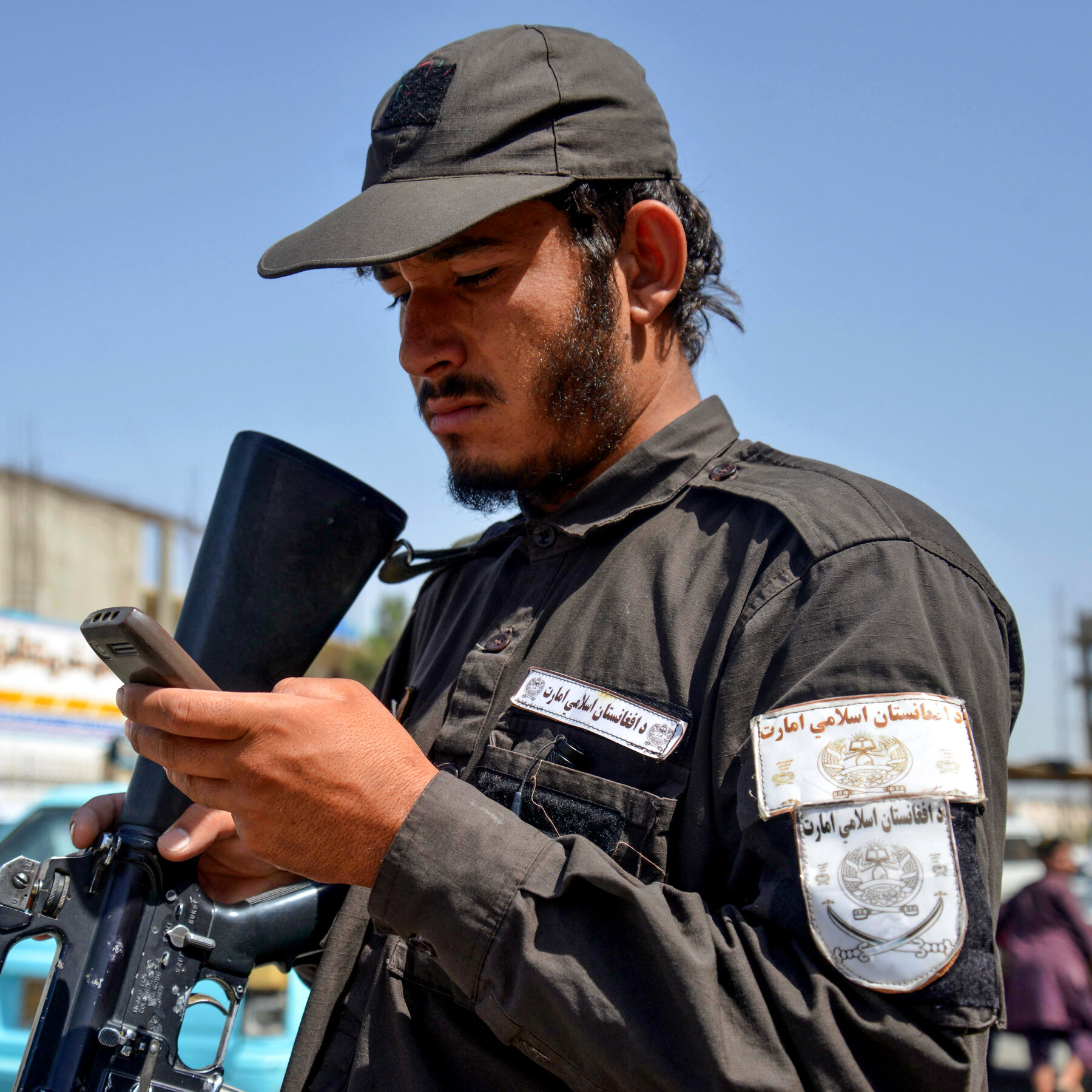 Taliban Yüksek Mahkemesi, Afgan Sivil Memurlar ve Askerler İçin Akıllı Telefon Kullanımını Yasakladı