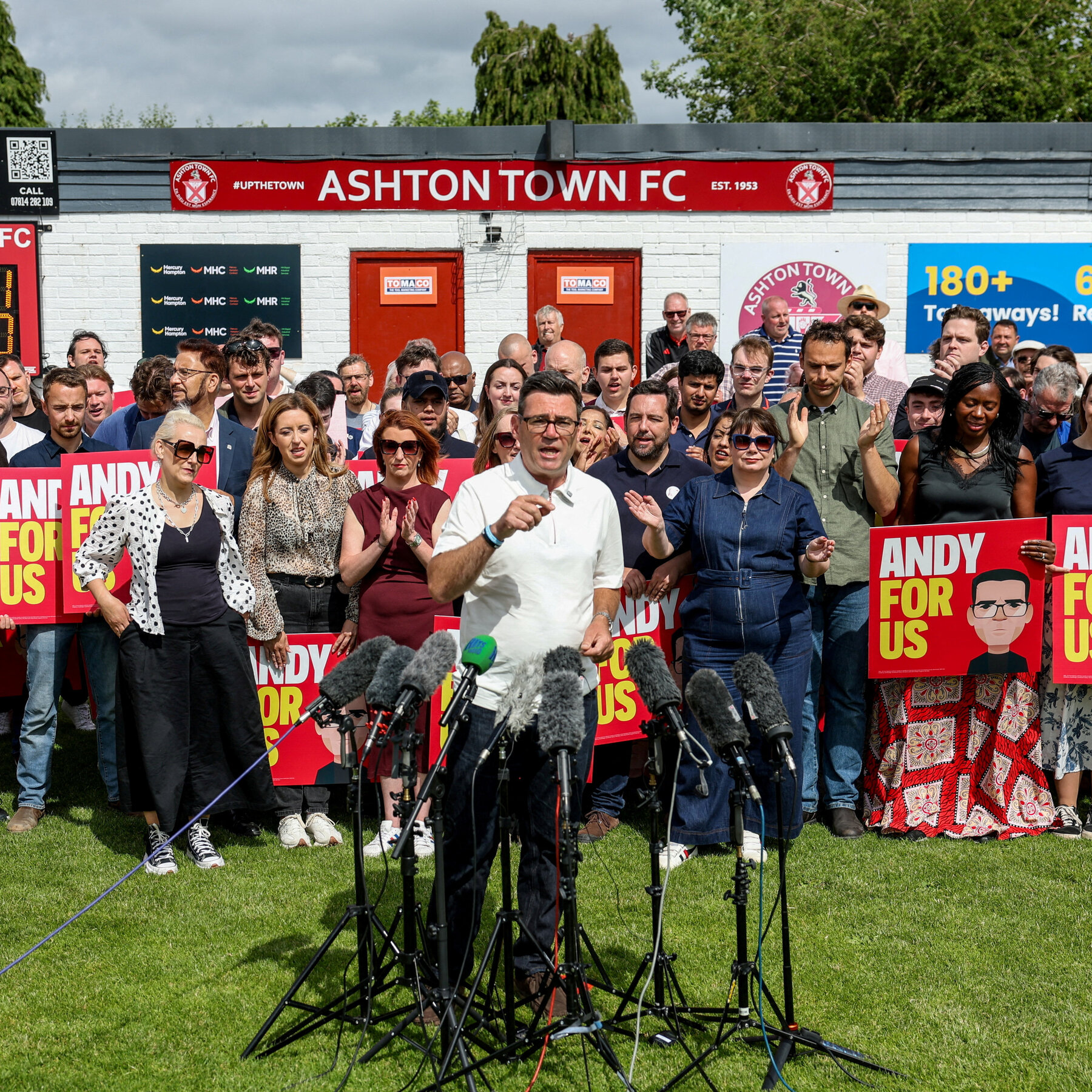 Andy Burnham'ın Çığır Açan Zaferi Başbakan Keir Starmer'a Meydan Okuma Potansiyeli Sunuyor