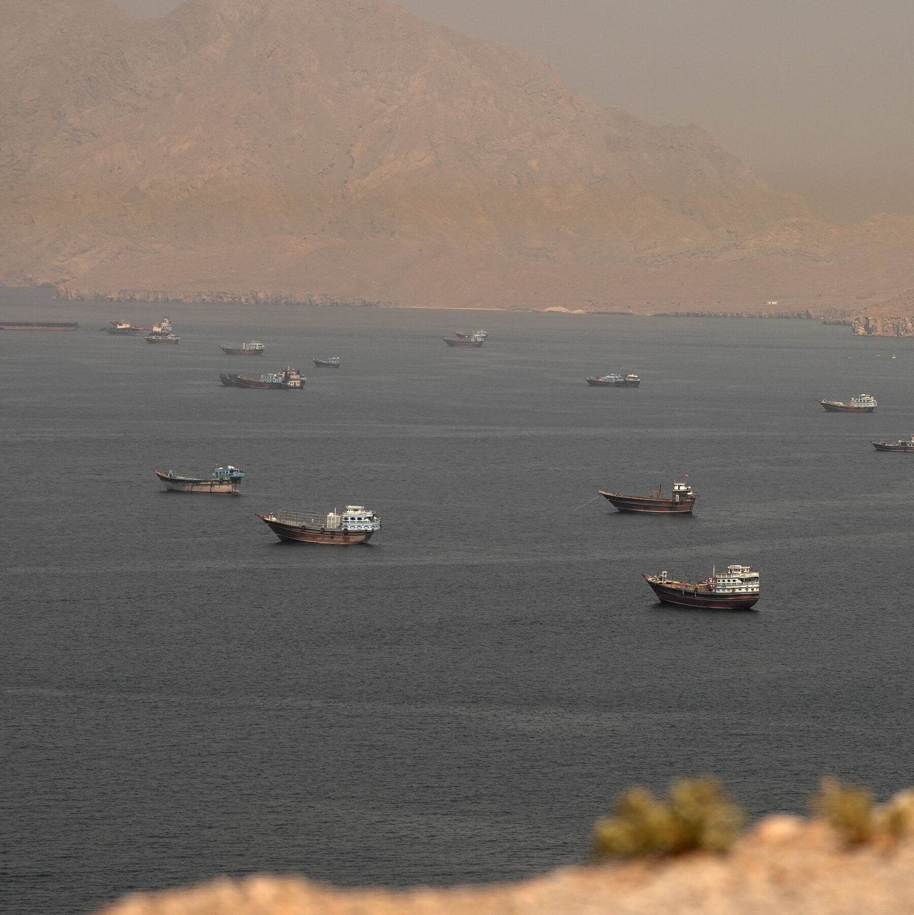 Gemiler Hormuz Boğazı Açılma Anlaşmasının Sonrası Temkinli Hareketlerine Devam Ediyor