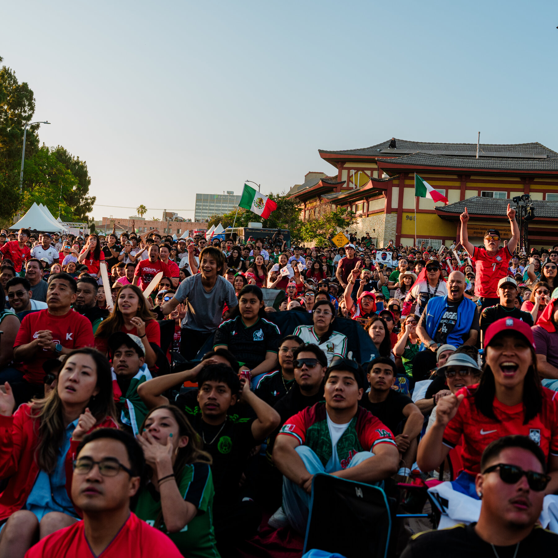 Dünya Kupası Yıldızları Los Angeles Koreatown'da Meksika-Koreli Topluluk Bağlantılarını Canlandırdı