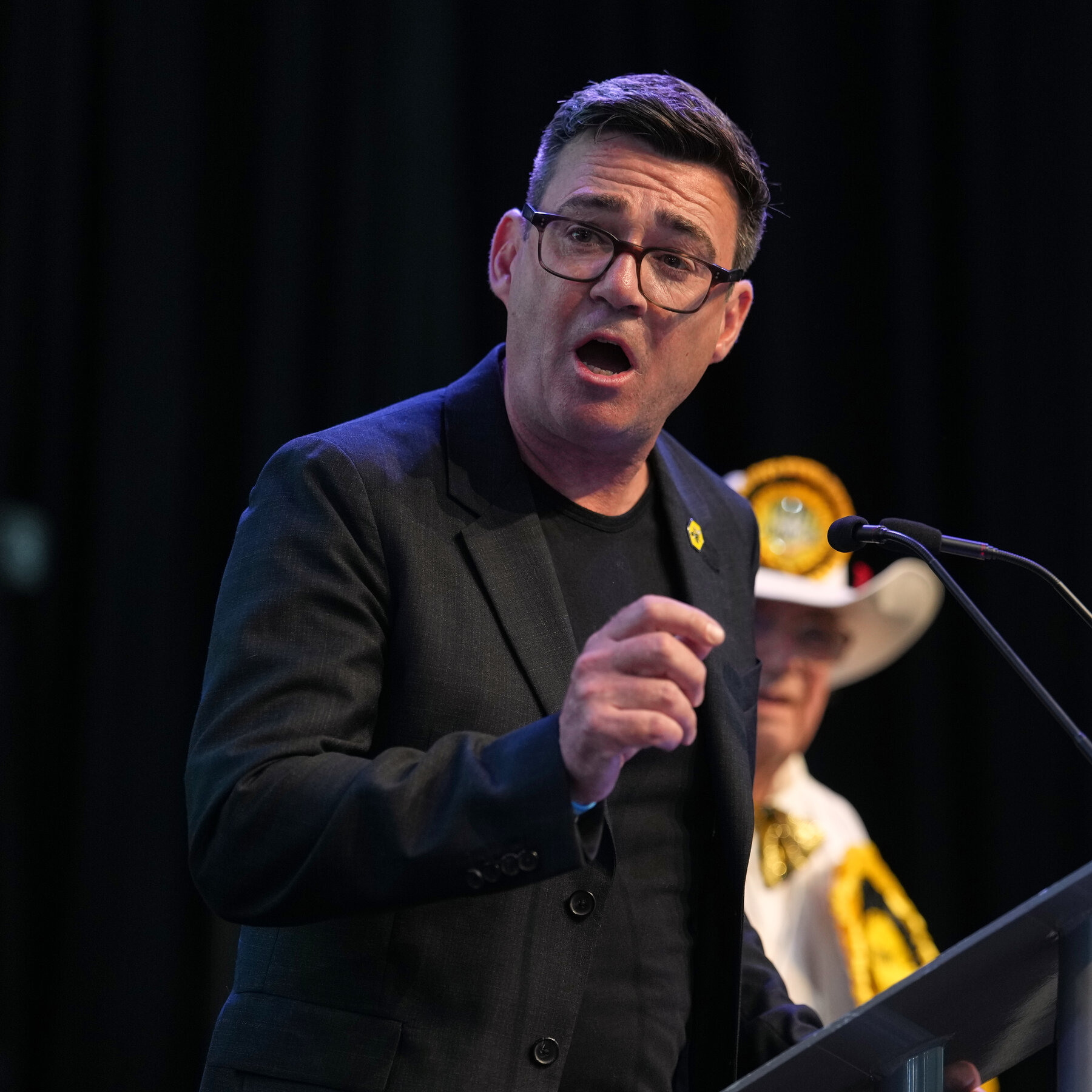 Britanya’nın Labour Partisi, Karizmatik Andy Burnham’ı Keir Starmer’in Yerine Getirmeyi Düşünüyor
