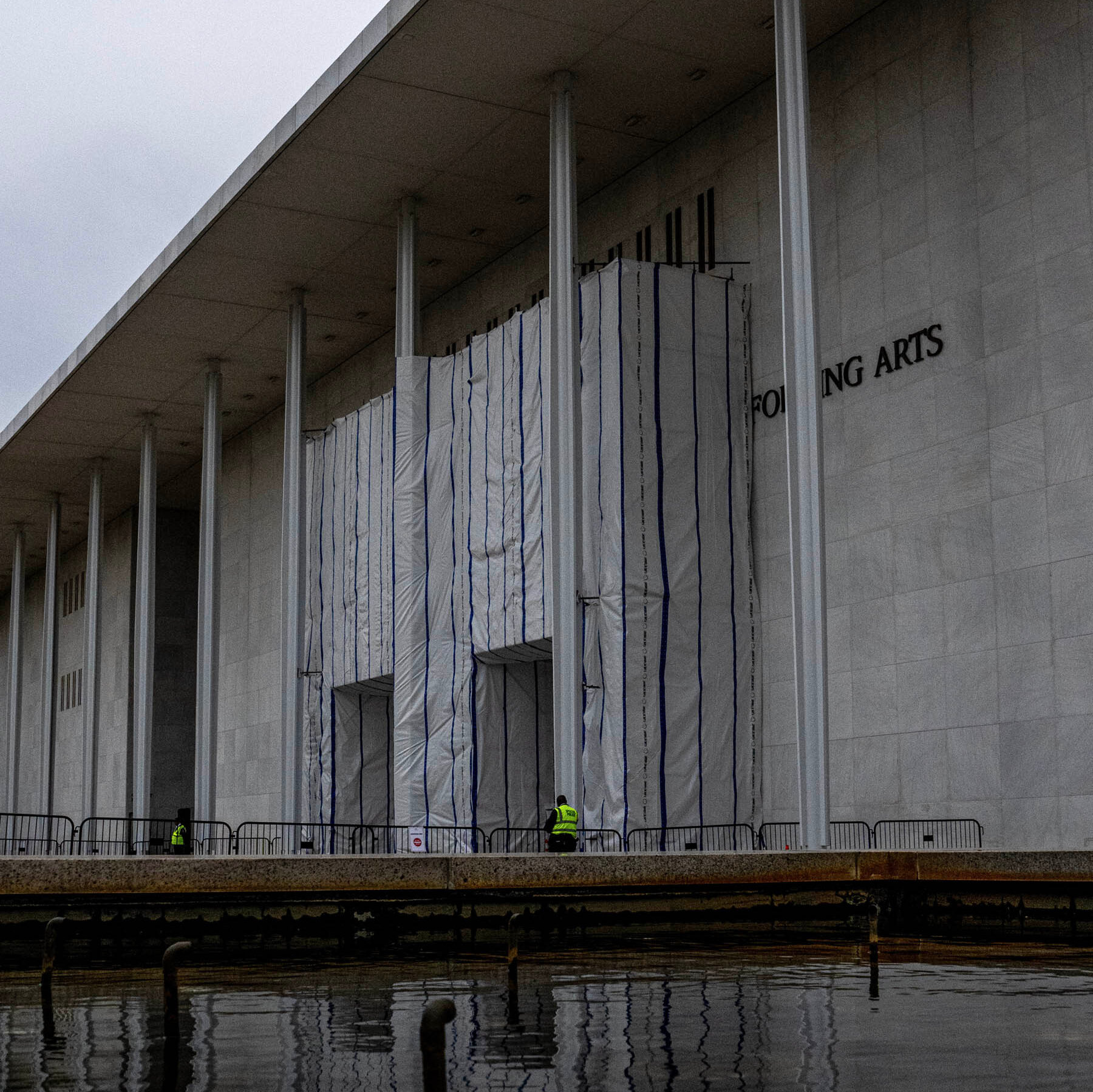 Kennedy Center, Başkan Trump'ın İsmini Kaldırma İşlemini Gizli Tutuyor, Soru İşaretleri Oluşturuyor