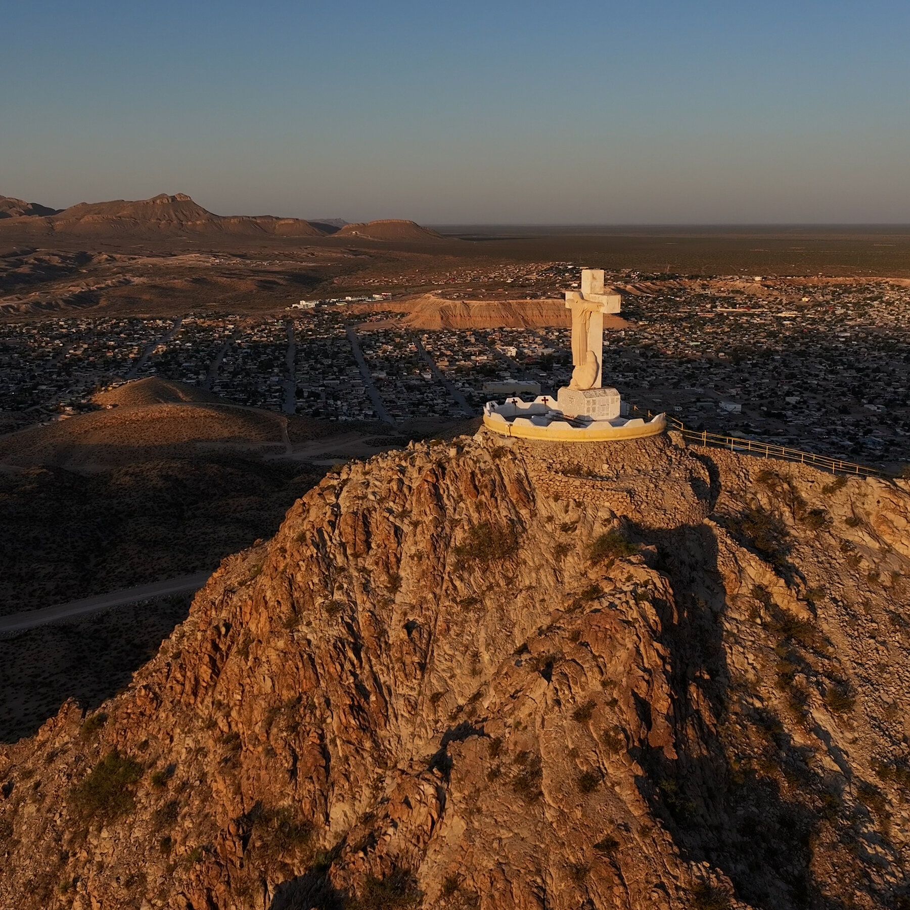 Las Cruces Piskoposluğu, 29 Metrelik İsa Heykeline Karşı Sınır Duvarı İnşaatını Engellemek İçin Çaba Gösteriyor