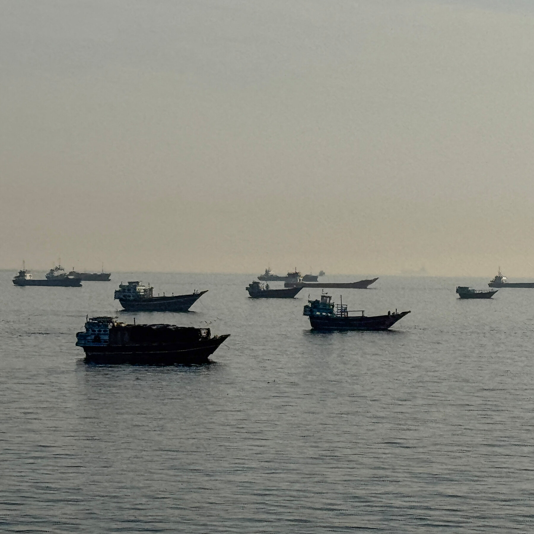 İran, Hormuz Boğazı'nı Silahlandırdıktan Sonra Gemilere Geçiş Ücreti Uygulamaya Başlıyor