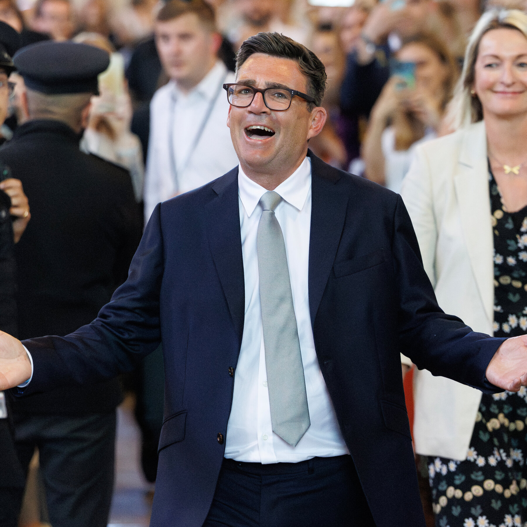 Andy Burnham, Starmer’ın Zorluklarından Sonra Memnuniyetsiz Britanya’yı Yönetebilir mi?