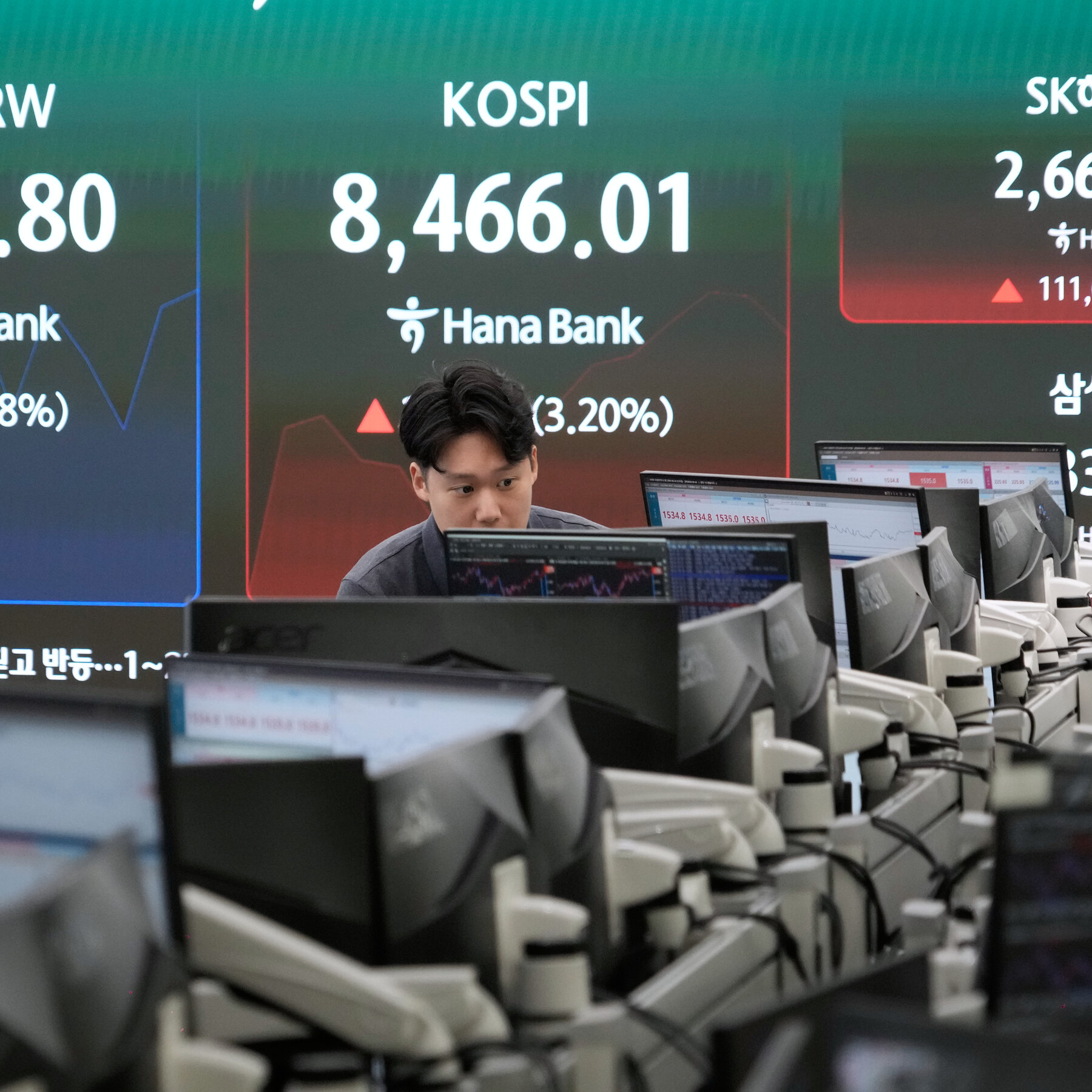 Asya Teknoloji Hisseleri, AI Duyarlılığı Dalgalandıkça Volatilite Gösteriyor