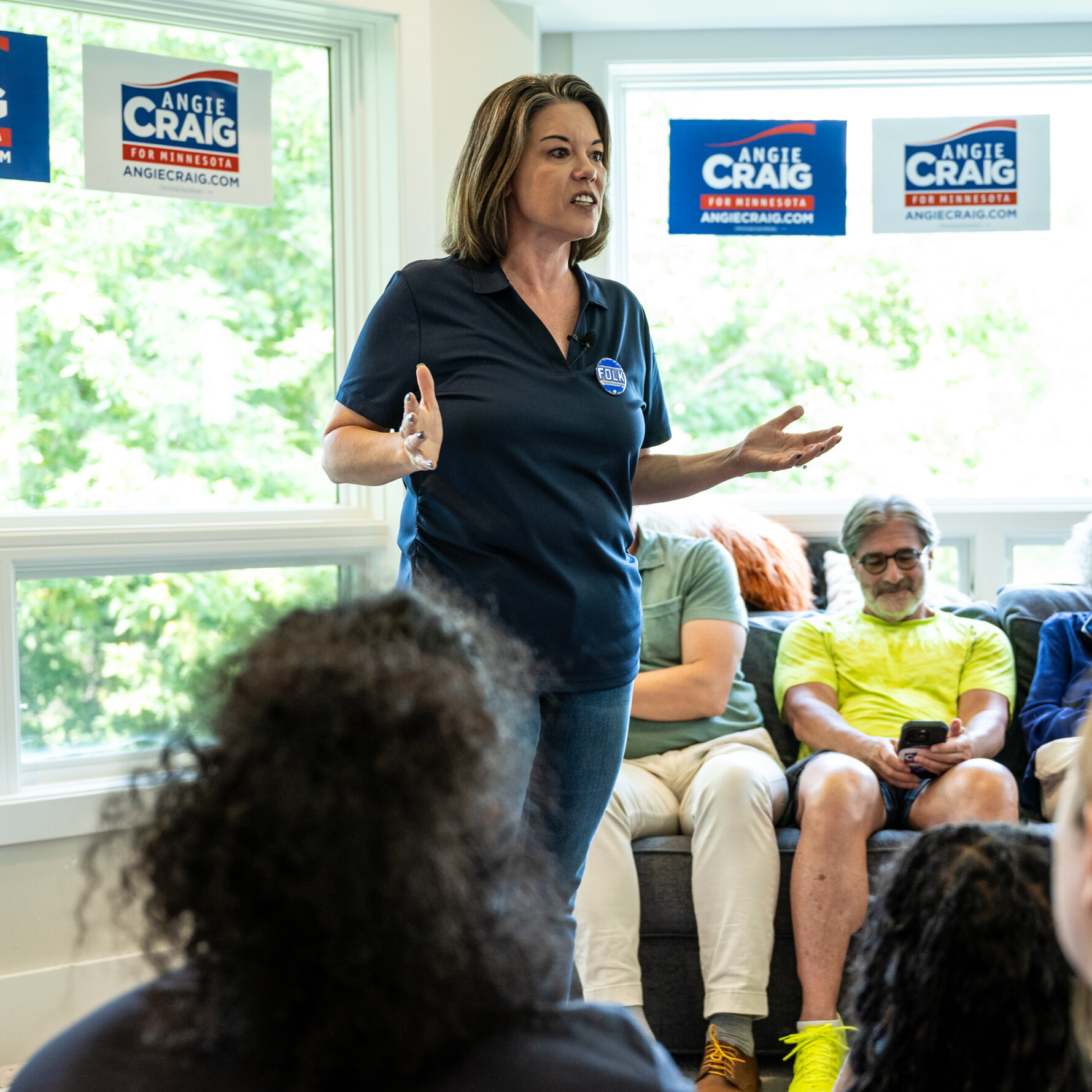 Minnesota Demokratı Angie Craig, Senato Oylamasında Büyük Finansal Avantajı Koruyor