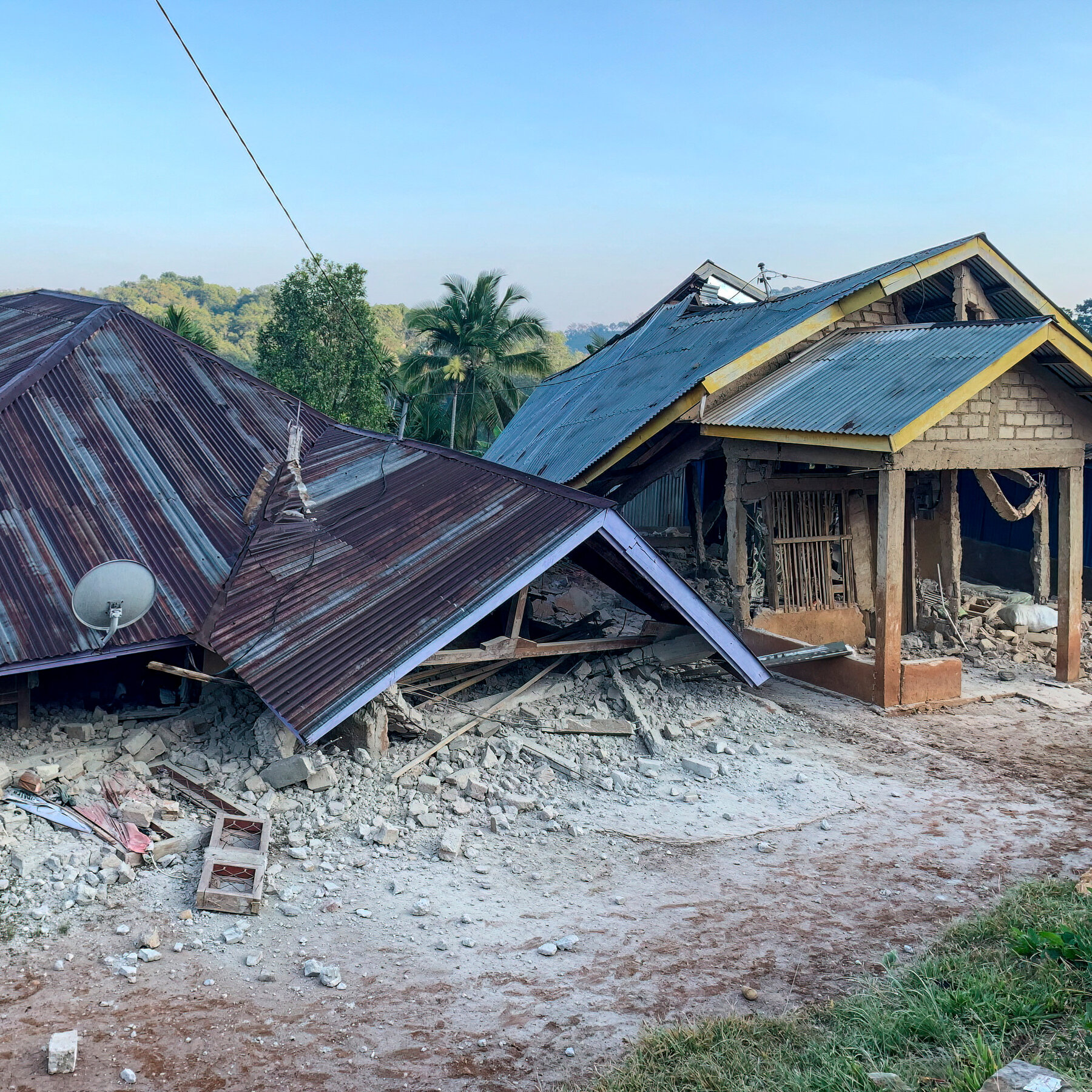 En Az 20 Kişi Öldü: 7.7 Büyüklüğünde Deprem Endonezya'yı Salladı