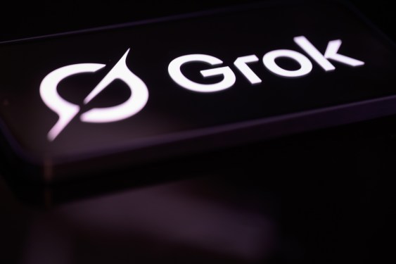 Kadın, Üvey Babasının Çocukluk Fotoğrafını Grok ile Değiştirdiğini İddia Ediyor