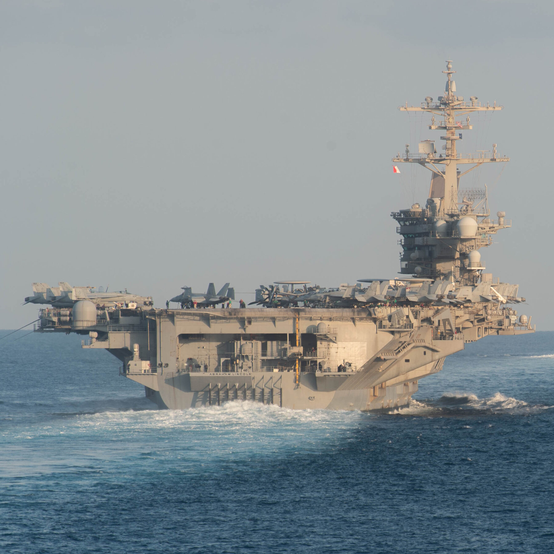 Üst Düzey Amiral, U.S.S. Lincoln Ziyareti Sonrası Denizcileri Övdü ve Zorlukları Kabul Etti