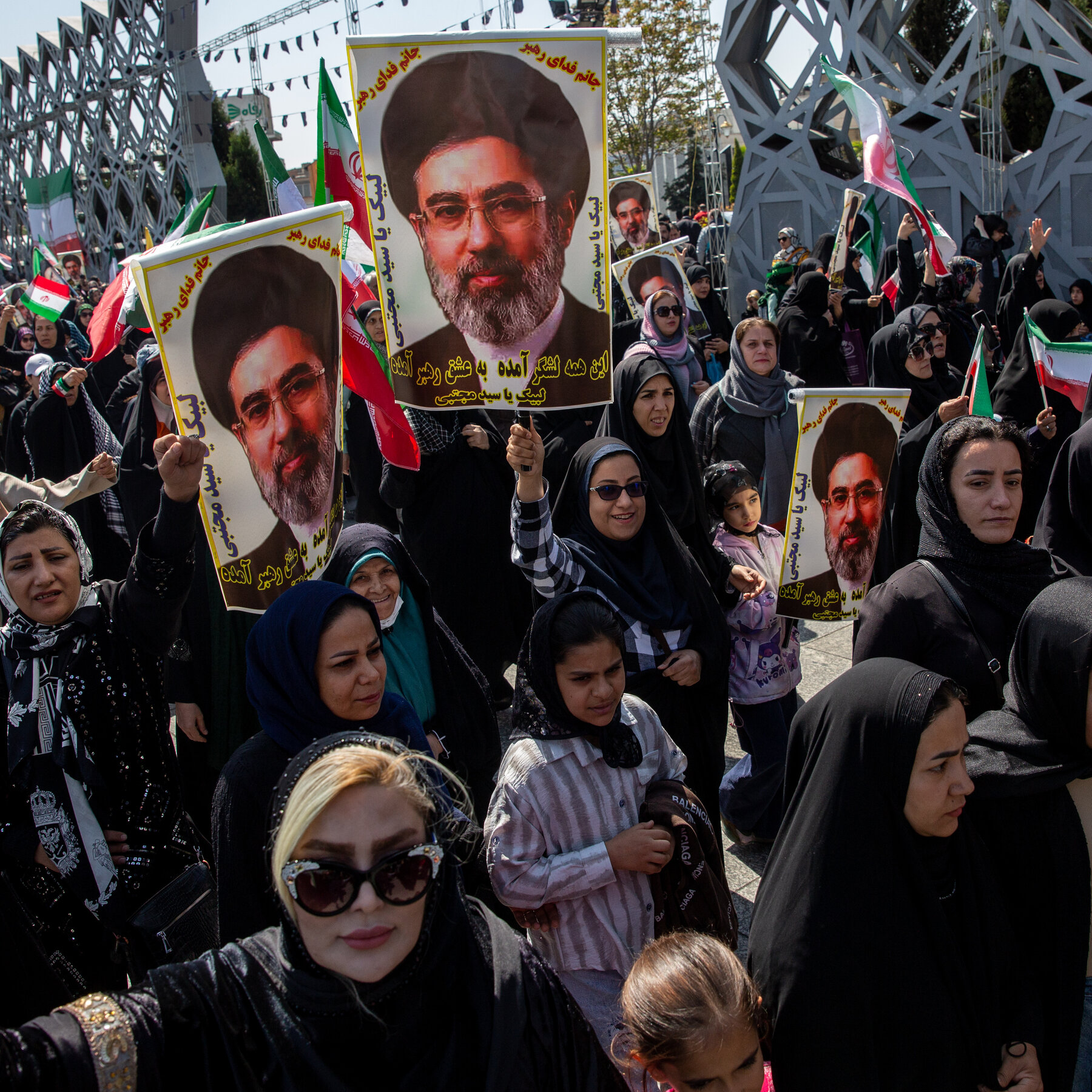 Khamenei’nin Yeniden Ataması, İran’ın İç ve Dış Çatışmaya Hazırlandığını İşaret Ediyor