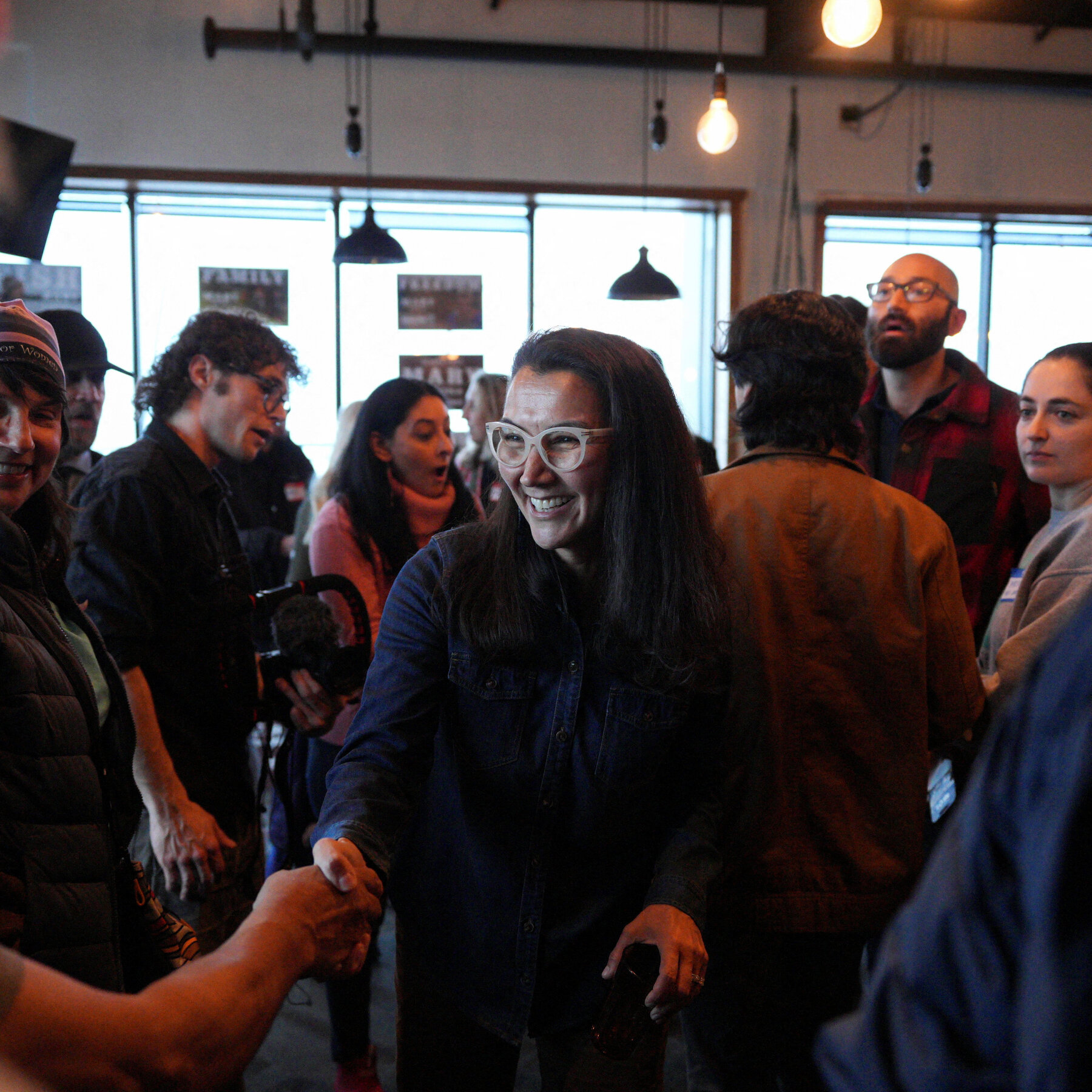 Mary Peltola, Alaska Ön Seçimlerine Yakın Senato Kampanyası Liderliğini Yeniden Düzenliyor