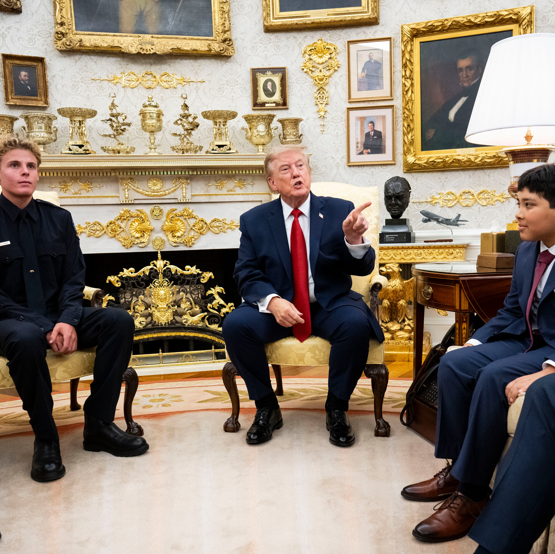 Trump, Beyaz Saray'da Genç Can Kurtaranı Onurlandırdı ve CNN Muhabiriyle Çatıştı
