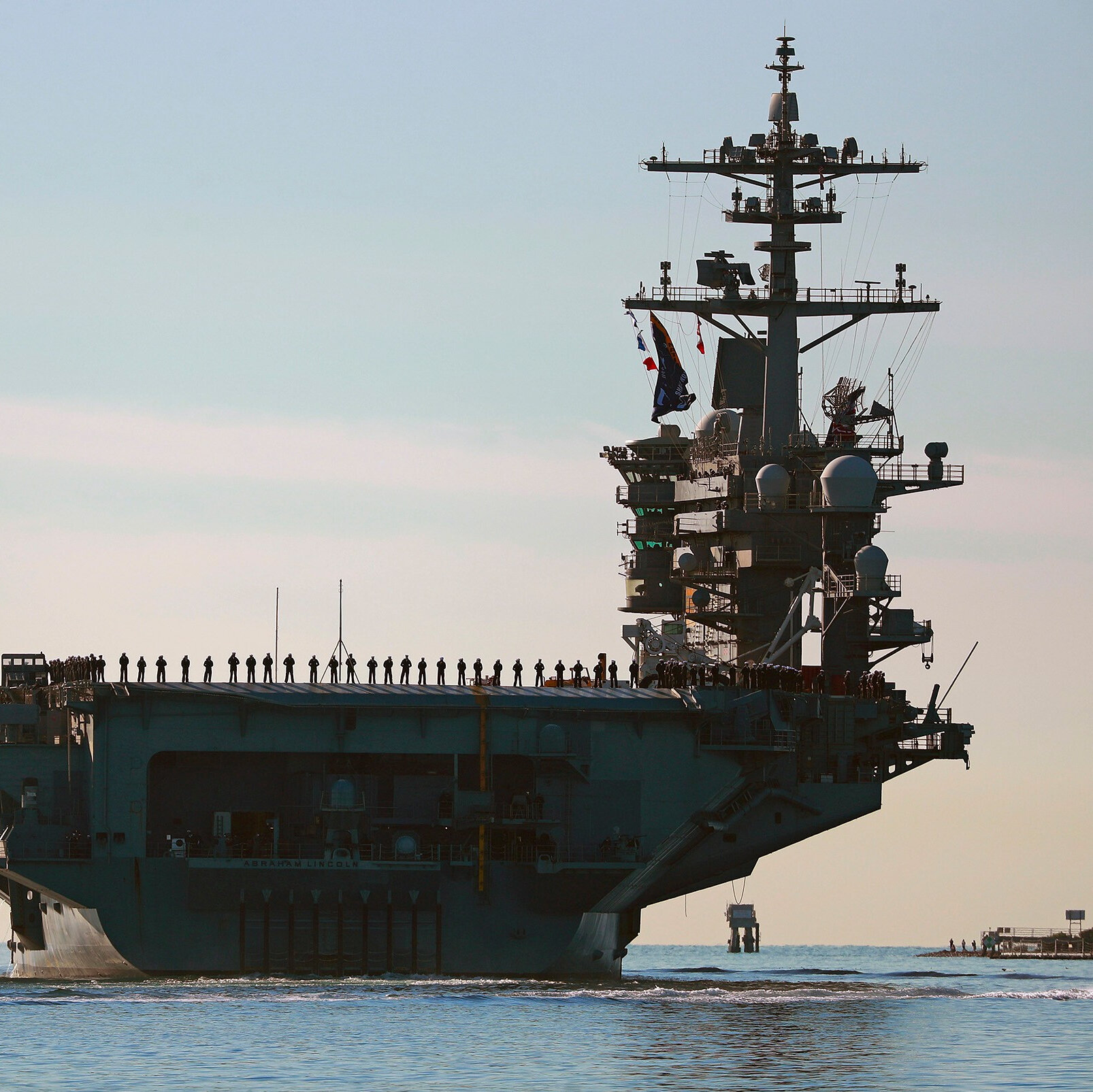 Yorgun ABD U.S.S. Abraham Lincoln, Dokuz Aylık Görevinden Sonra Orta Doğu’dan Ayrılıyor