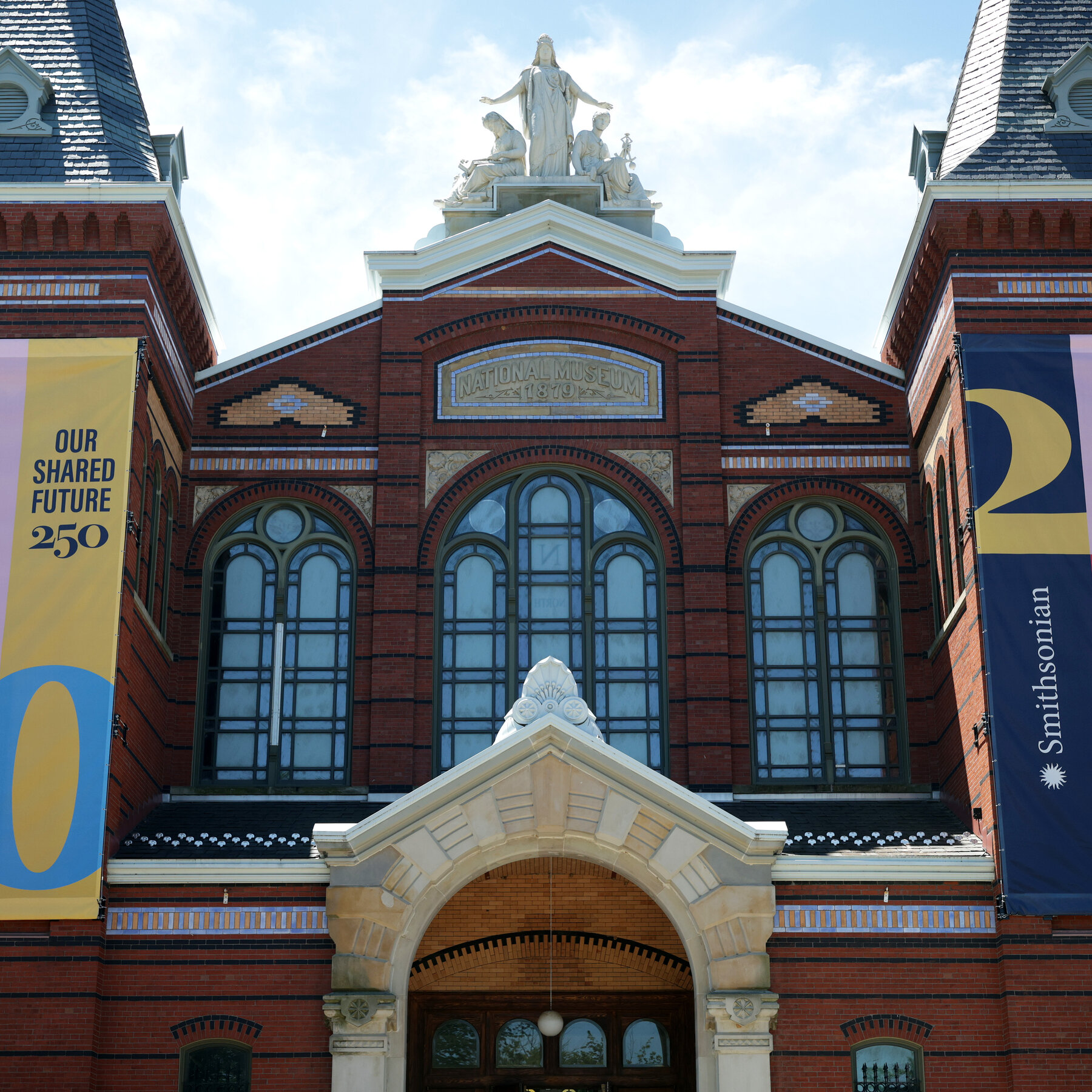 Smithsonian, Latino Müzesi İçin Mevcut National Mall Binasını Kullanmayı Düşünüyor