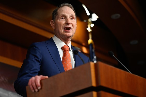 Senatör Ron Wyden, Federal Hacking Araçlarının Kullanımını Gözden Geçirmesi İçin Hükümet Gözetim Kurulu’na Başvurdu