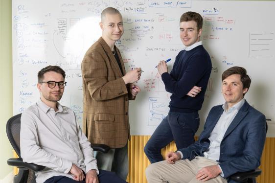 Inherent, AI Takım Arkadaşıyla Anthropic ve OpenAI’yi Araştırma Yeniden Üretiminde Geride Bıraktı