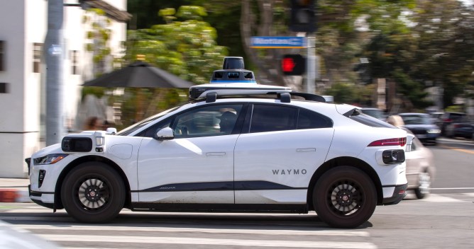 TechCrunch Mobility, Robotaxi Yükselişinin Gizli İnsan Maliyetini İnceliyor