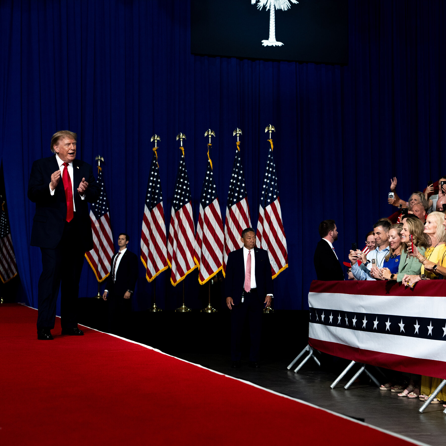 Orta dönem seçimlerine yaklaştıkça Republikanlar Trump'tan uzaklaşmakta zorlanıyor